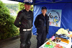 dwoje policjantów stojących przy stoisku policyjnym