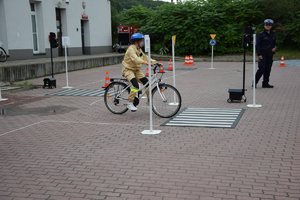 dziewczynka narowerze zdająca egzamin praktyczny na kartę rowerową