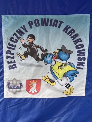 logo na namiocie z napisem Bezpieczny powiat krakowski