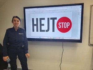 policjantka obok niej wyświetlona prezentacja z napisem hejt stop